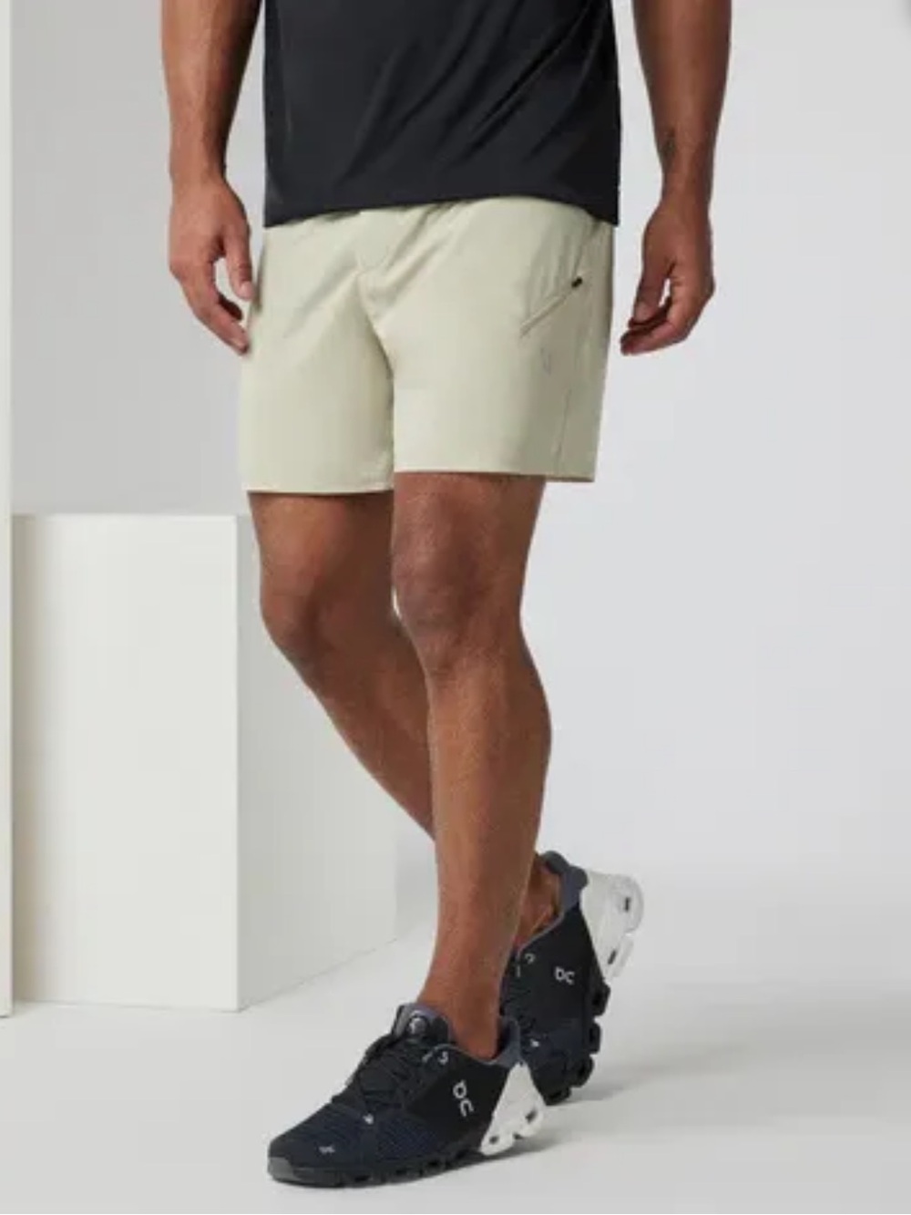 Vuori Qualify Run 6in Performance Shorts in Light Beige Size XL Lined
